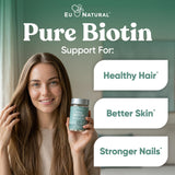 Manos sosteniendo cápsula Eu Natural biotina destacando textura suave