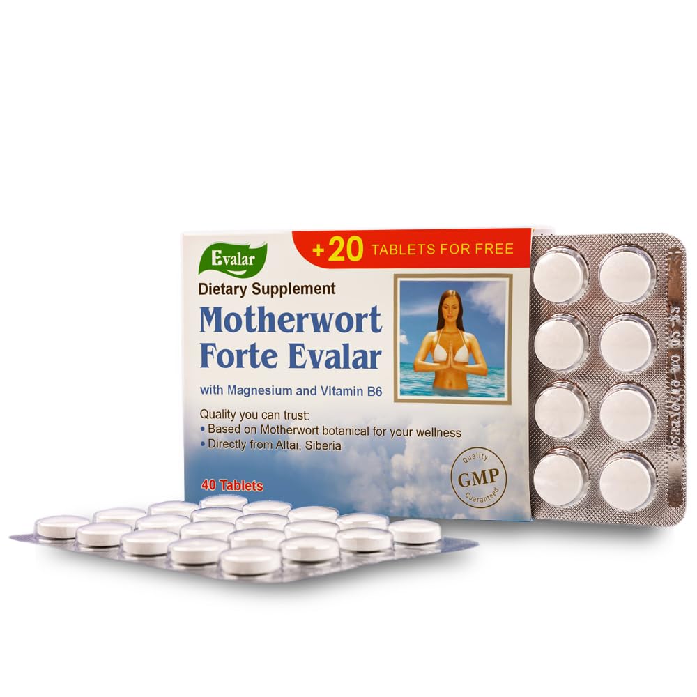 Mano sosteniendo comprimidos Evalar Motherwort Forte para comparar escala y portabilidad