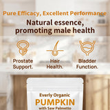 Everly Organic persona sosteniendo cápsula para tomar fácilmente