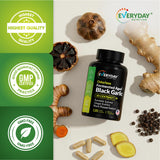 EVERYDAY NUTRITION cápsulas en mano para comparar tamaño y facilidad de ingestión
