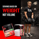 Evlution EVL deportista en gimnasio tomando ENGN Shred antes de entrenamiento intenso