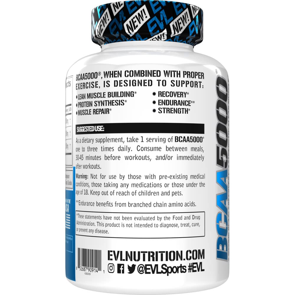 Persona en gimnasio tomando Evlution BCAA5000 tras entreno para recuperación eficiente