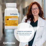 EyePromise cápsula al lado de una mano para comparar tamaño y dosificación