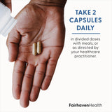 Fairhaven Health cápsulas en mano indicando tamaño y conveniencia