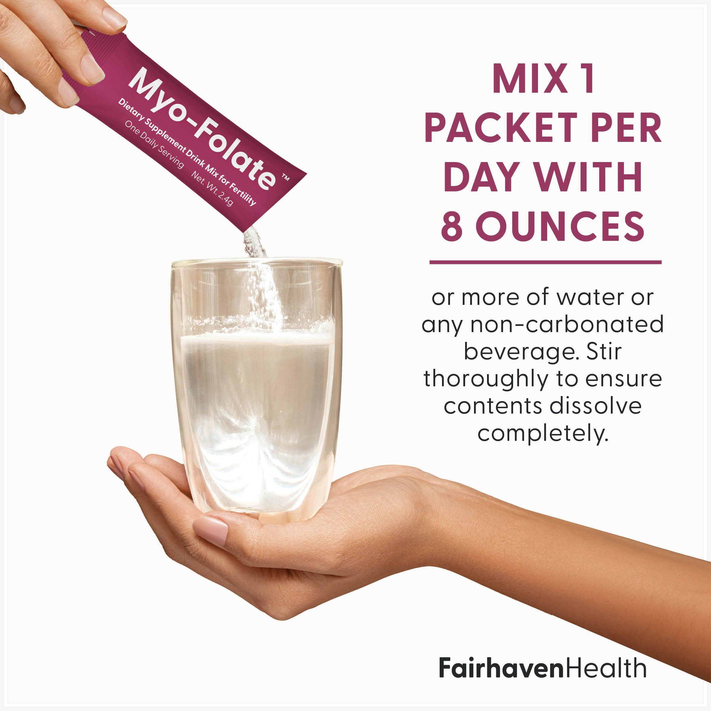 Fairhaven Health mezclando el polvo en un vaso, demostrando conveniencia y solubilidad