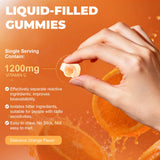 Femmetra persona masticando gomita demostrando consumo práctico