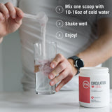 Envase de Fenix Nutrition en mano para comparar tamaño y facilidad de transporte