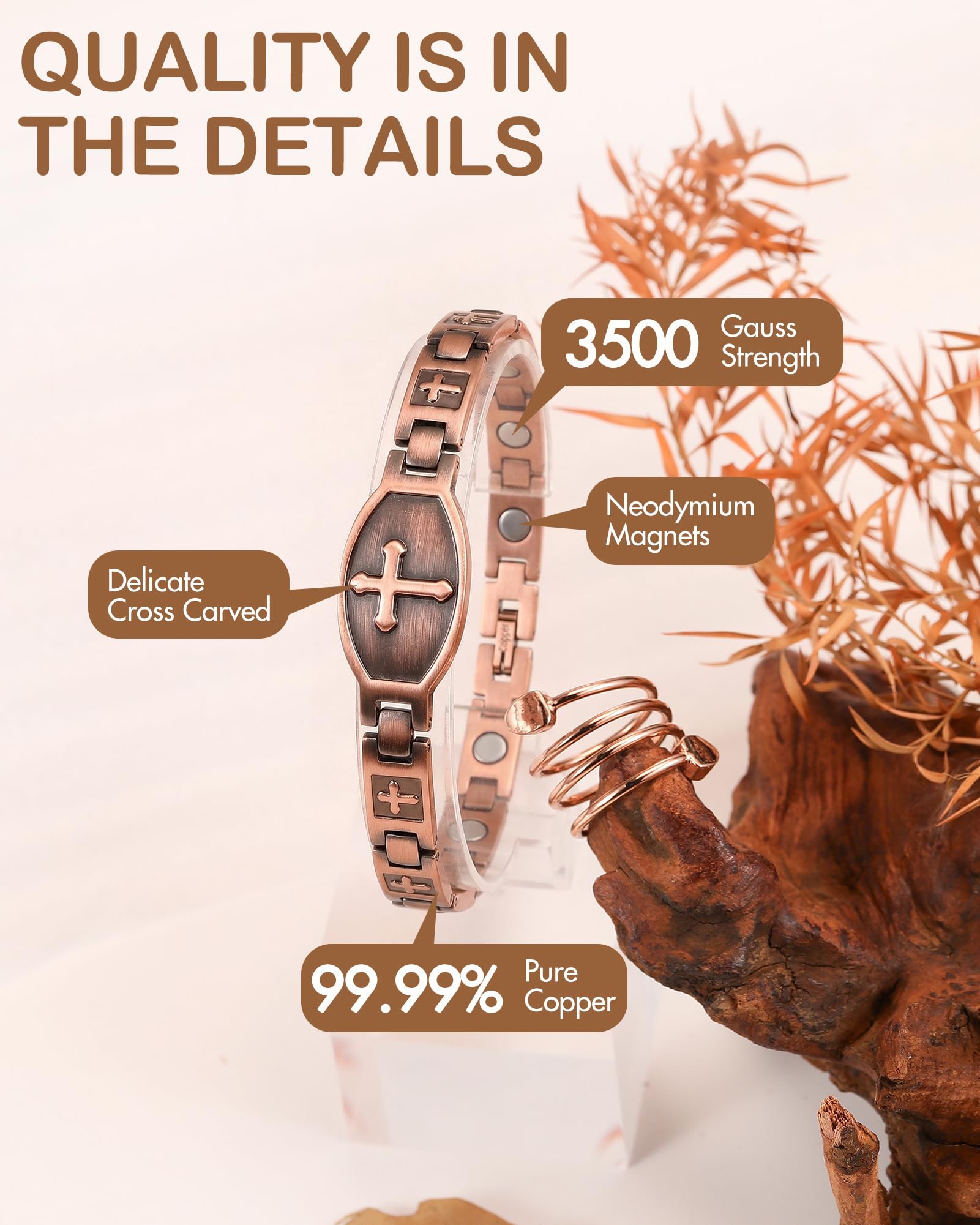 Feraco anillo y pulsera colocados juntos mostrando conjunto elegante diario