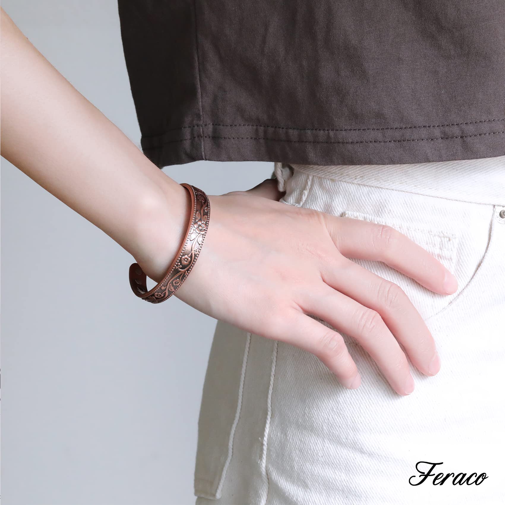 Feraco brazalete combinado con reloj y otras pulseras en la muñeca