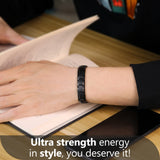 Feraco pulsera en ambiente cotidiano mostrando estilo y confort diario