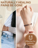 Feraco pulsera junto a regla para comparar tamaño y longitud