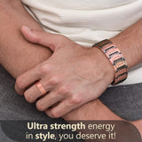 Feraco pulsera en muñeca demostrando ajuste confortable y presencia masculina