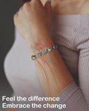 Feraco pulsera en muñeca en ambiente lifestyle para uso diario