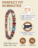 Feraco pulsera en atuendo bohemio mostrando versatilidad estilística
