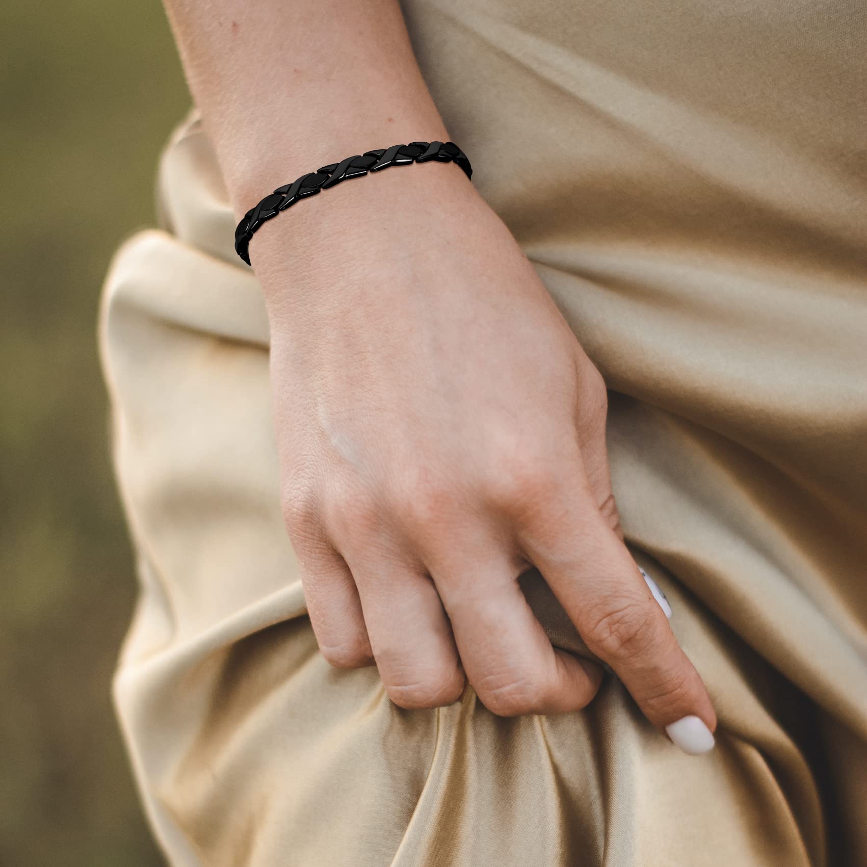 Feraco pulsera combinada con outfit cotidiano demostrando versatilidad estilística