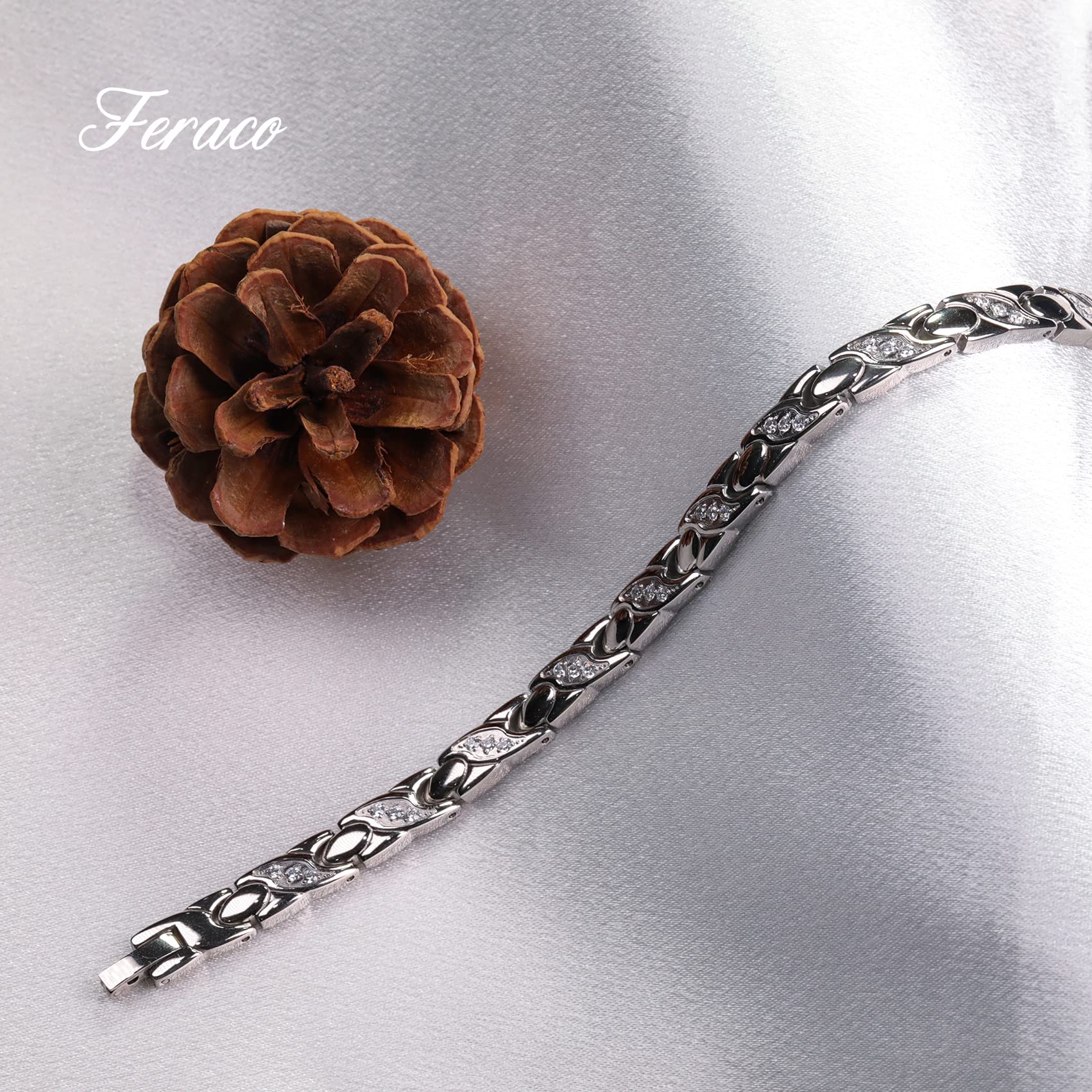 Feraco pulsera usada en ocasión formal con buen complemento