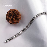 Feraco pulsera usada en ocasión formal con buen complemento