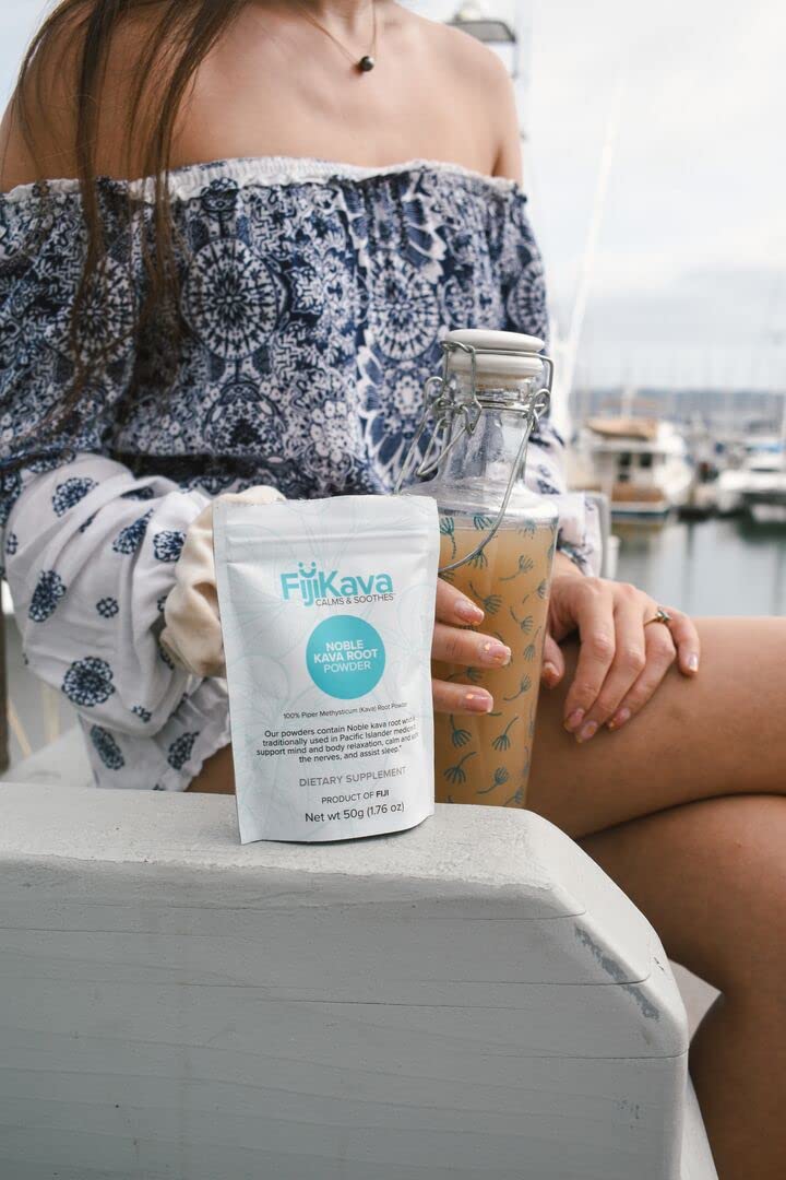 Vaso con bebida de FijiKava listo para beber, conveniencia y sabor sin colar