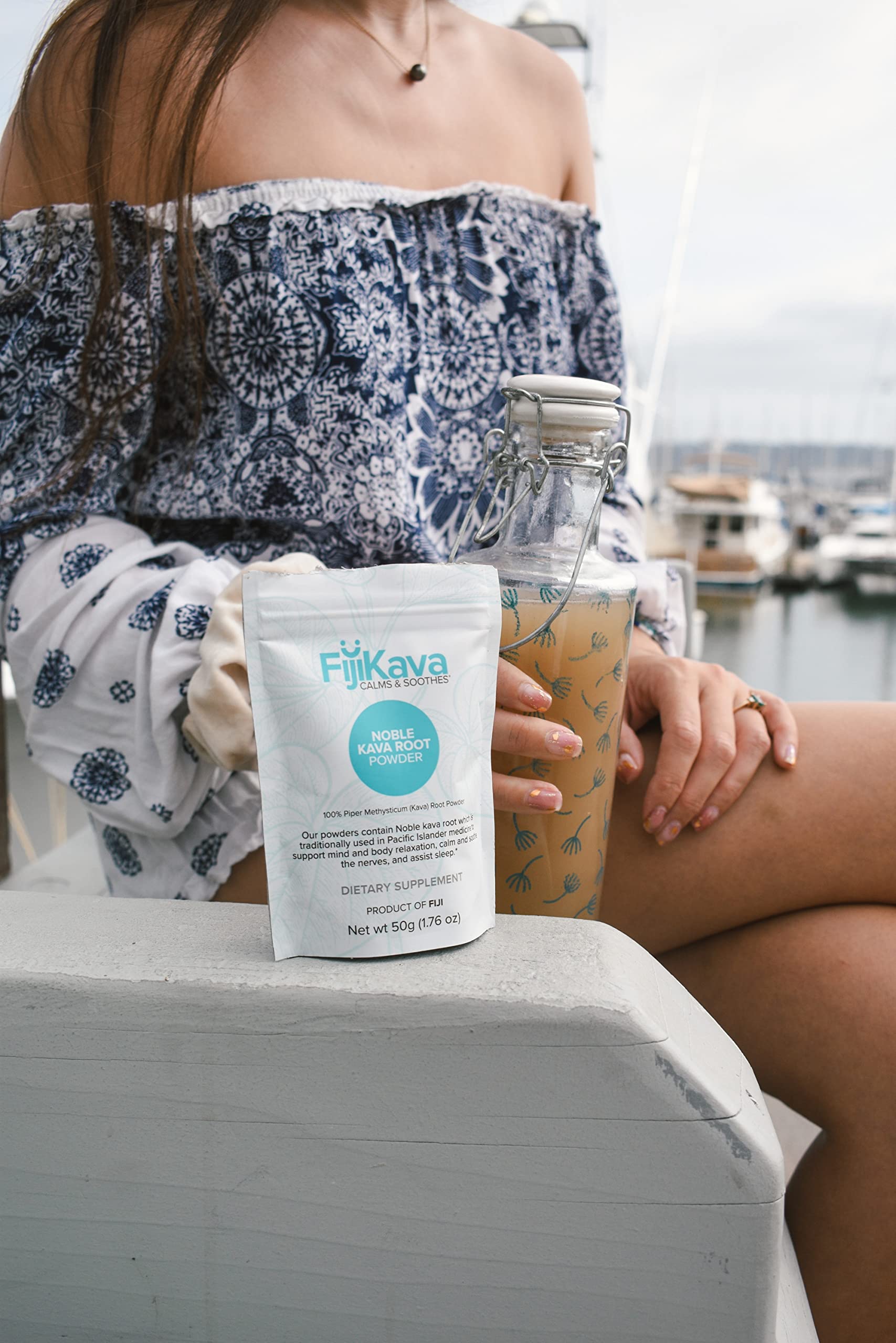 FijiKava en vaso preparado con agua, bebida homogénea lista para consumir y relajarse