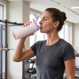 Fijinhom botella en uso en gimnasio mostrando practicidad y transporte
