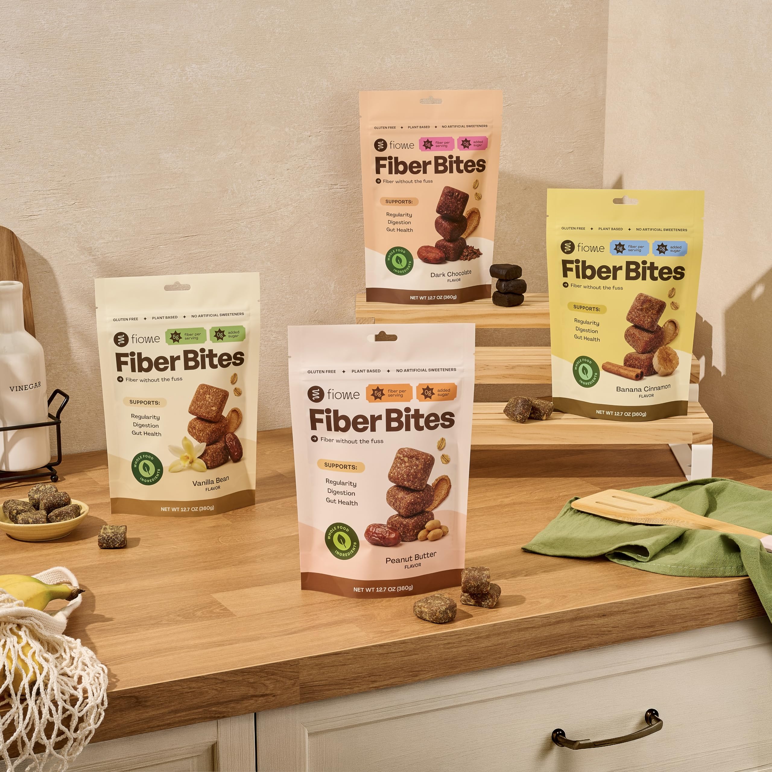Escena de estilo de vida con Fiome como snack saludable y sabor mantequilla de cacahuate