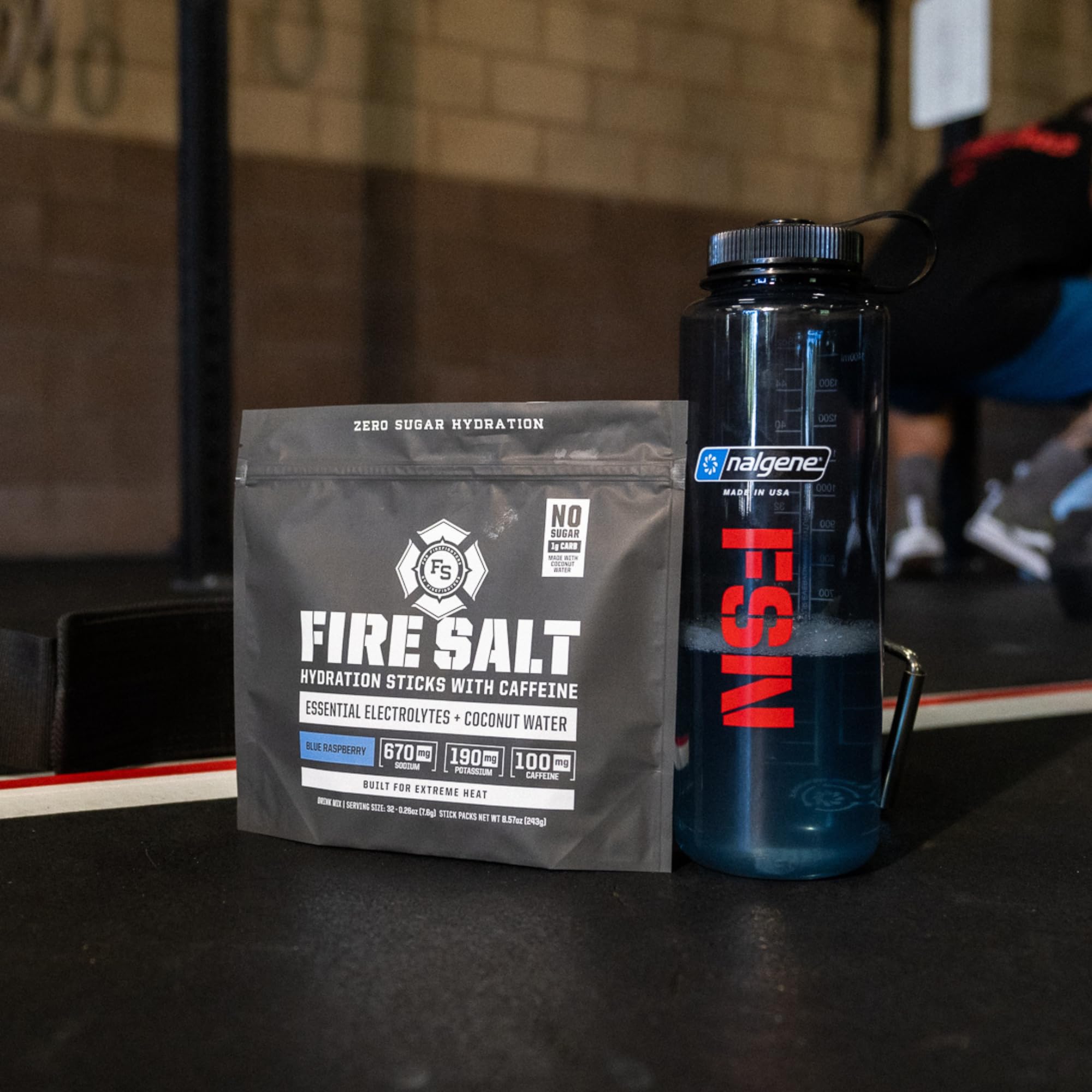 Fire Science Nutrition sobre abierto junto a agua para mezcla rápida