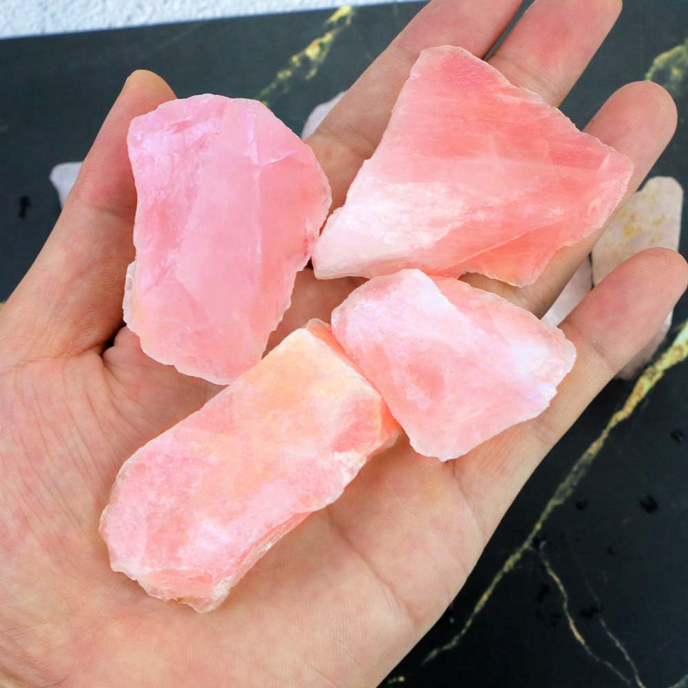 FIREBOOMOON piedra de cuarzo rosa en mano para mostrar escala y peso aproximado, práctico para planificar uso