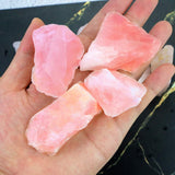 FIREBOOMOON piedra de cuarzo rosa en mano para mostrar escala y peso aproximado, práctico para planificar uso