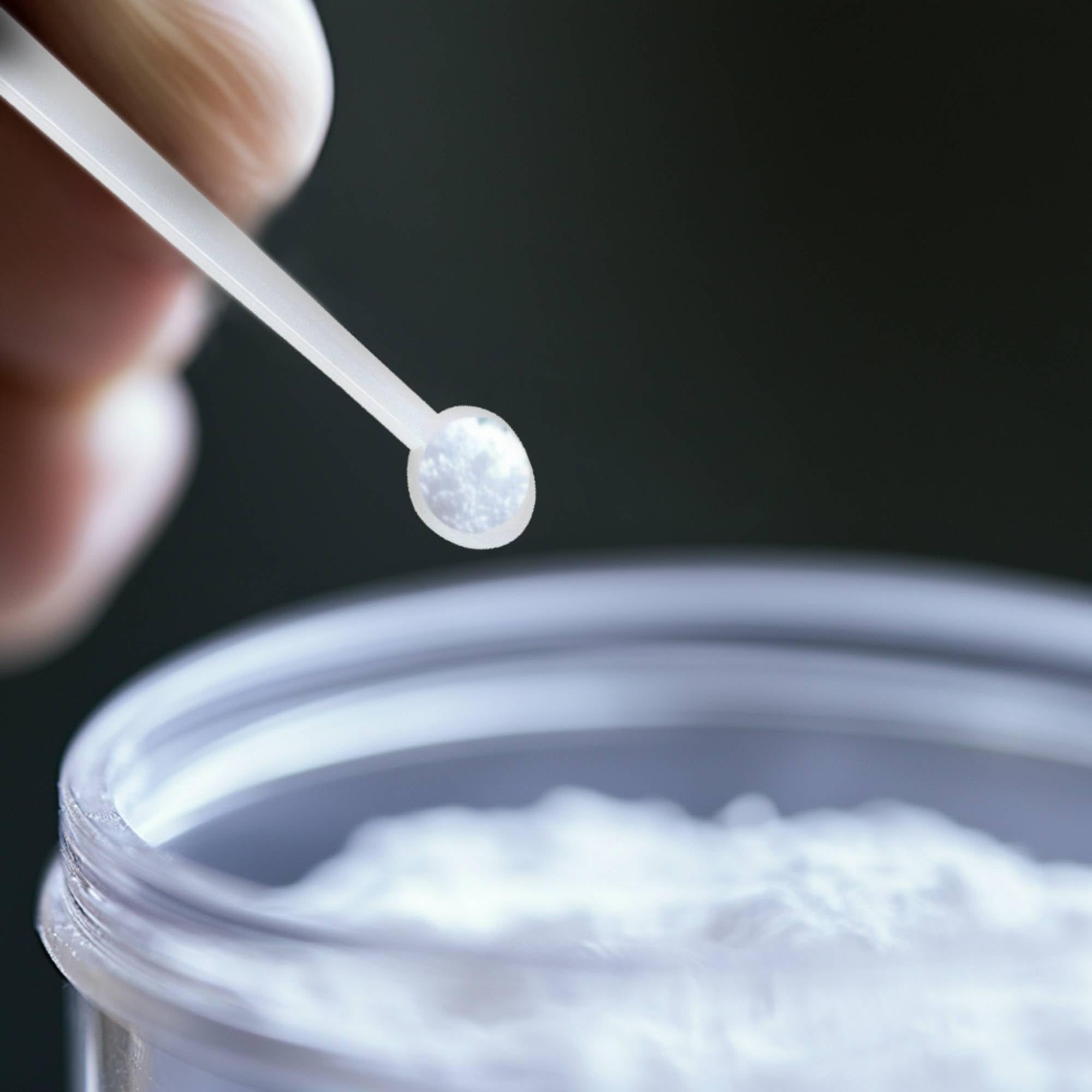 Vaso con mezcla disuelta de FitPowders mostrando facilidad de uso y rápida absorción