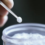 Vaso con mezcla disuelta de FitPowders mostrando facilidad de uso y rápida absorción