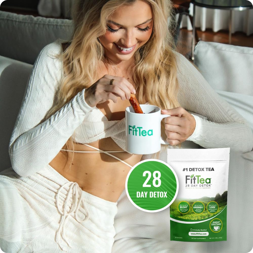 Comparación de tamaño de caja FitTea junto a una mano para escala y practicidad