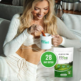 Comparación de tamaño de caja FitTea junto a una mano para escala y practicidad
