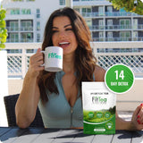 FitTea taza con infusión humeante en uso, apoya sensación de bienestar