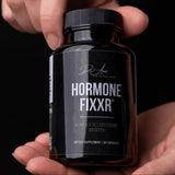 Fixxr frasco en ambiente doméstico que sugiere bienestar y rutina diaria