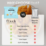 Flock chips junto a un bolígrafo para comparar tamaño porción