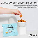 Flock familia compartiendo chips en mesa como snack saludable