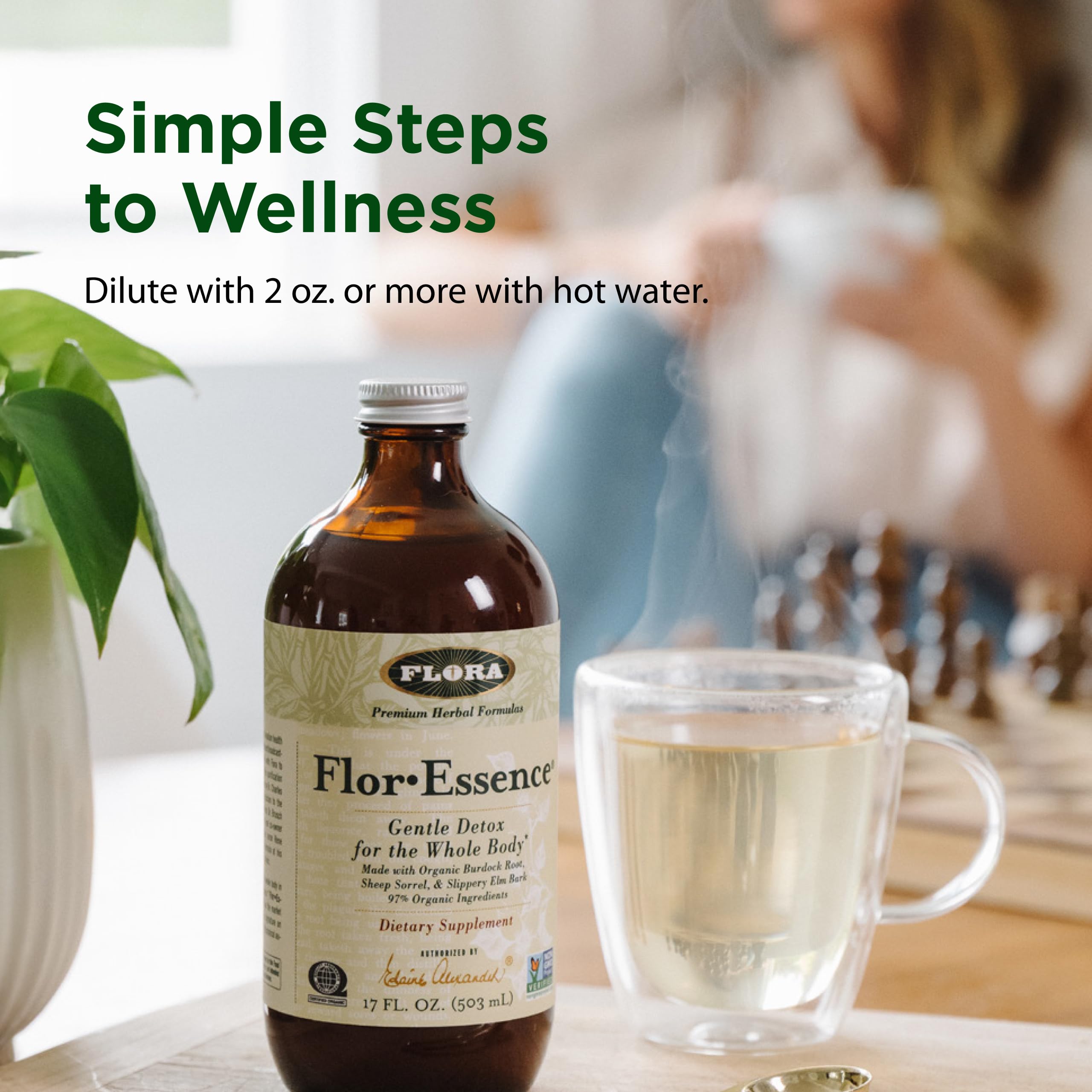 Flora Flor‑Essence botella en mano demostrando tamaño y porción práctica