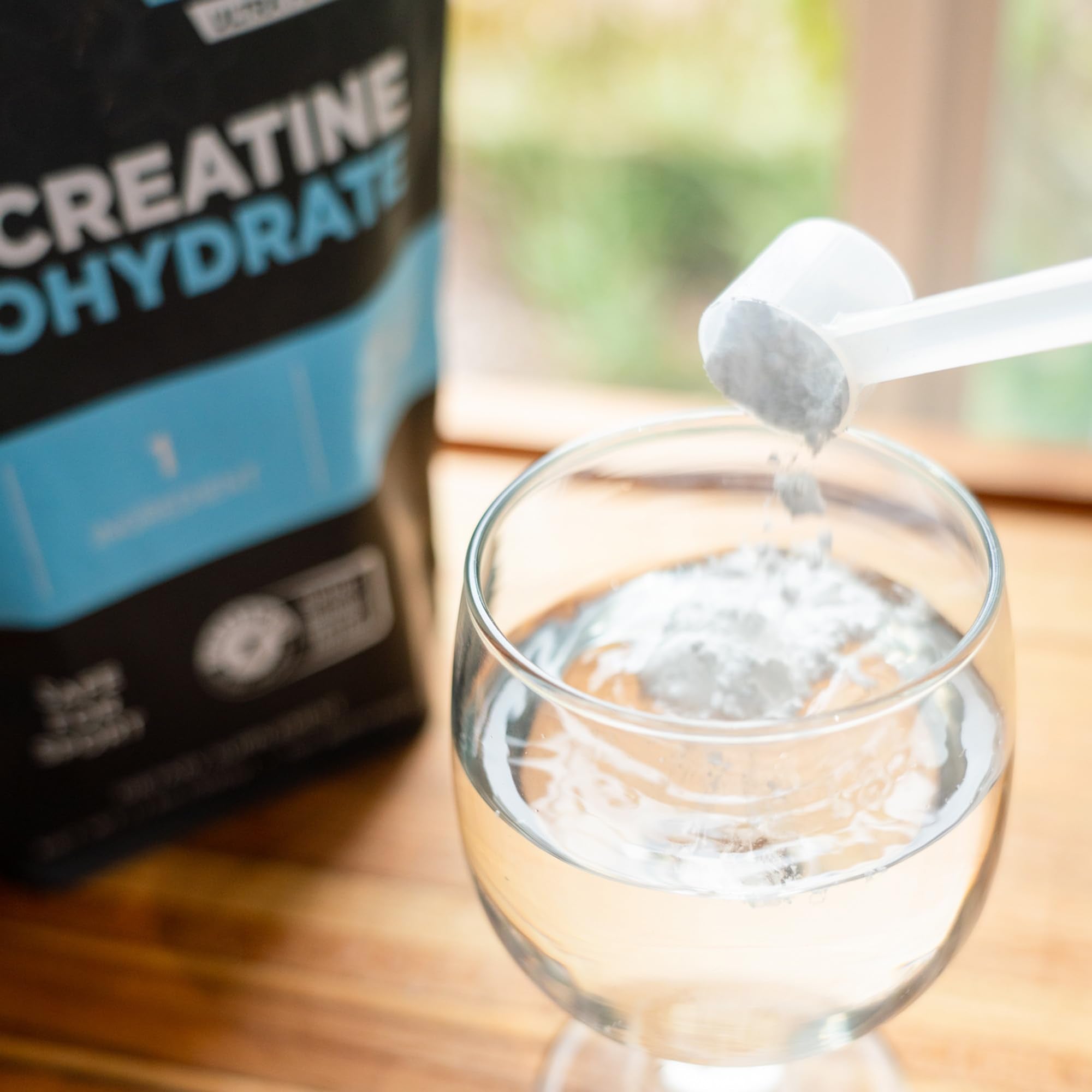 Bolsa de Fluid creatine junto a objetos cotidianos para comparar tamaño