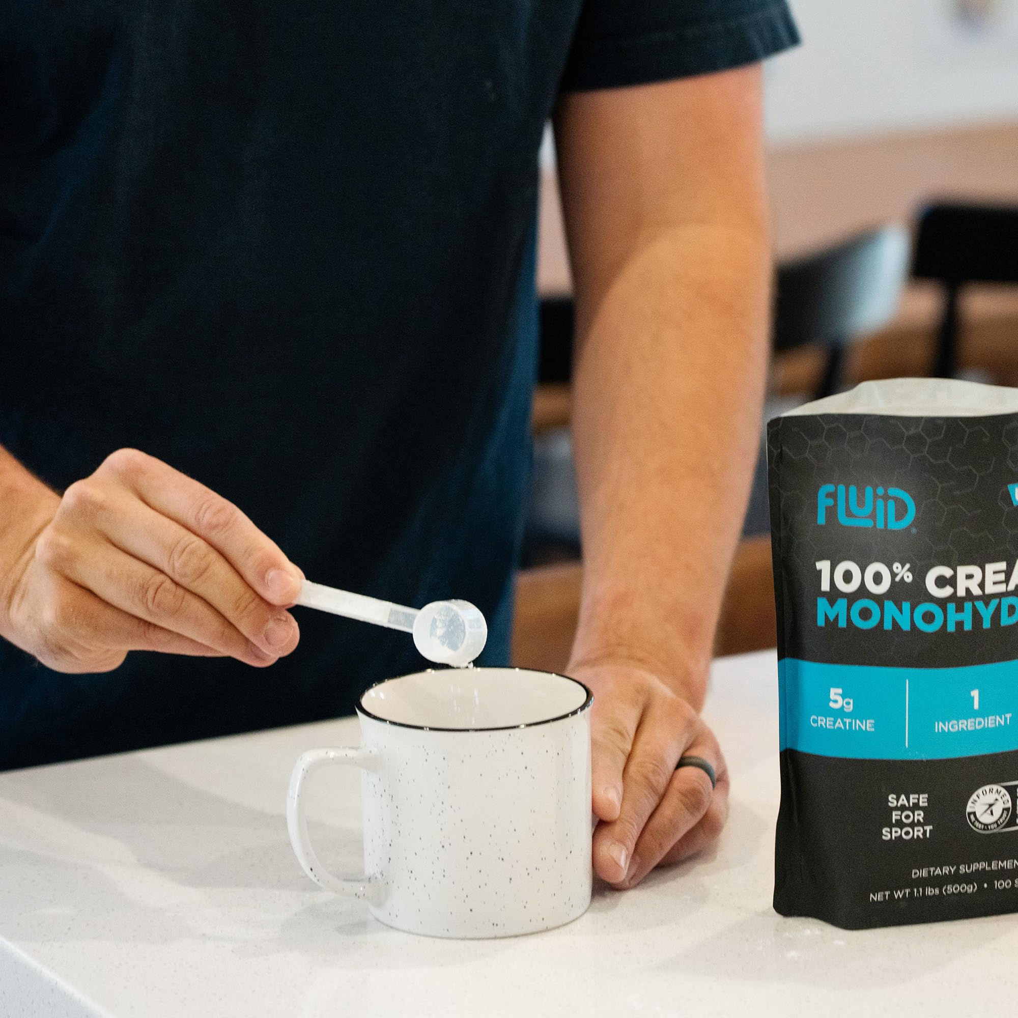 Producto Fluid creatine colocado en gimnasio, ideal para rutina deportiva