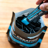 Fluid creatine añadido en yogur ilustrando versatilidad y consumo discreto