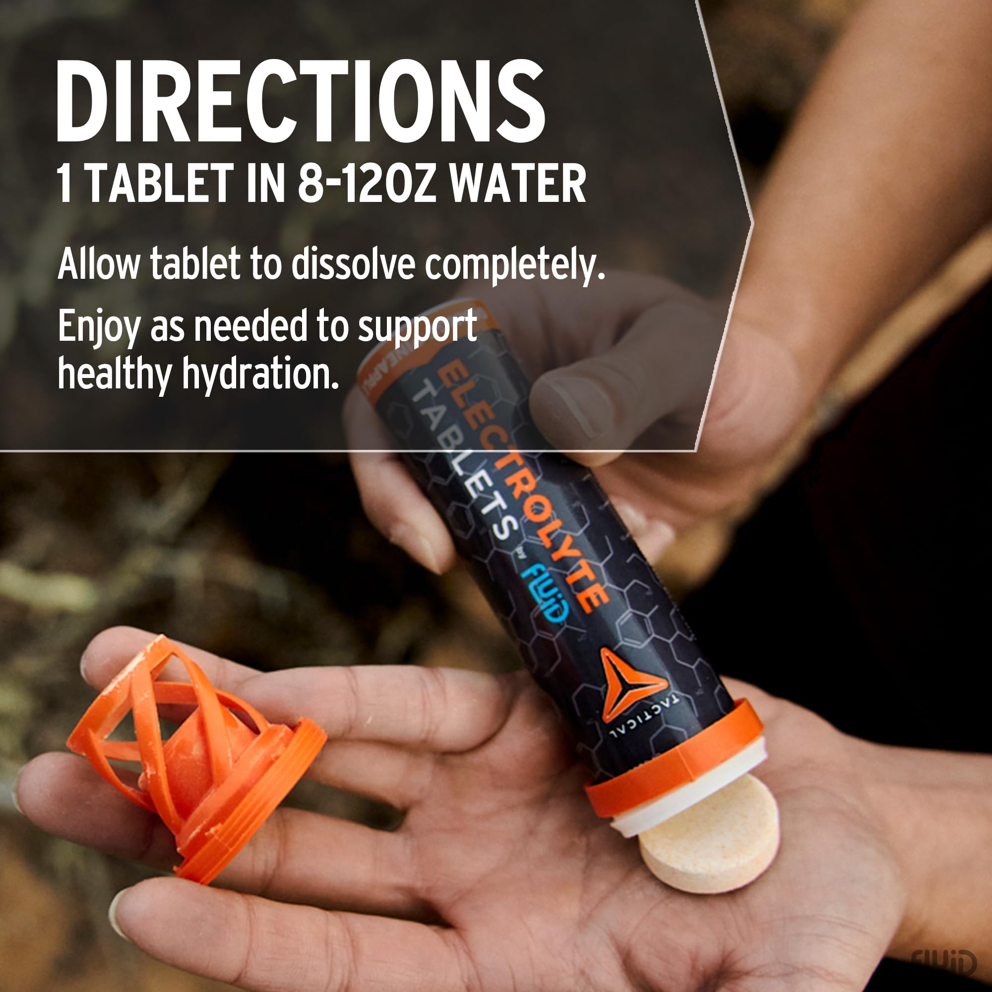 Fluid Tactical comparación de tamaño junto a botella para escala portátil