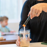 Trabajador usando Fluid Tactical en obra, hidratación eficiente bajo calor