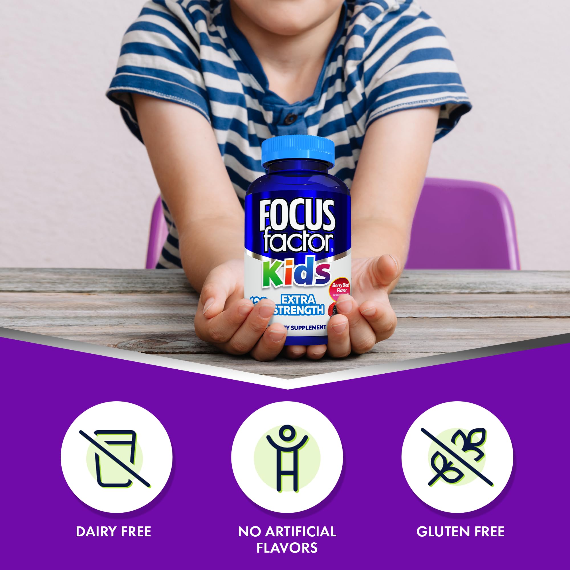 Envase de Focus Factor Kids con masticable en mano para comparar tamaño y dosis