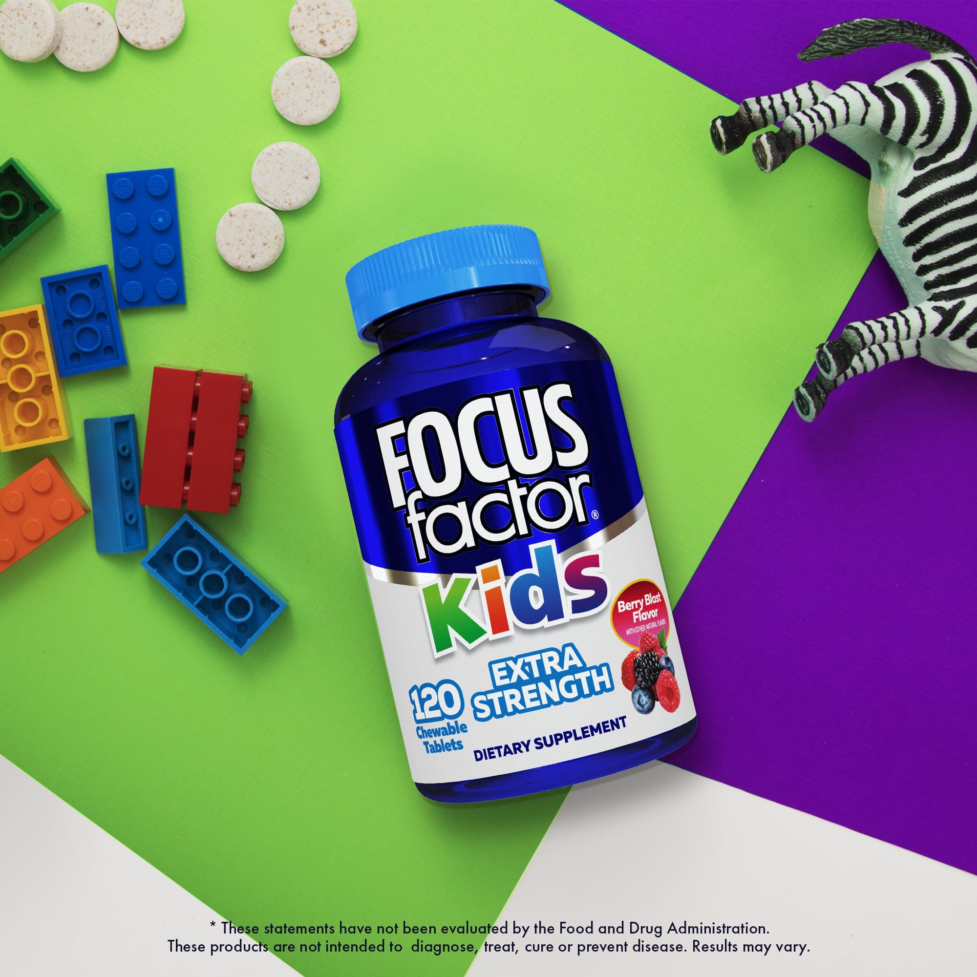 Niño y madre en cocina ofreciendo Focus Factor Kids masticables con rutina diaria