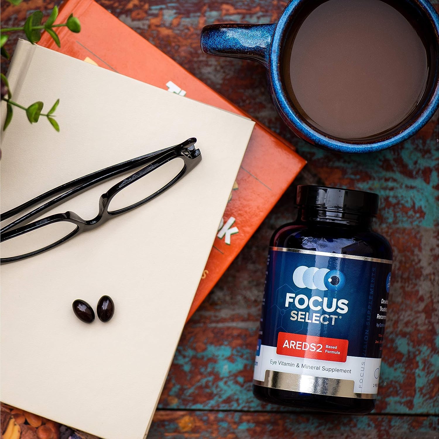 Focus Vision Supplements softgel en mano mostrando tamaño y conveniencia