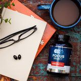 Focus Vision Supplements softgel en mano mostrando tamaño y conveniencia