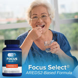 Focus Vision Supplements toma con softgel y vaso de agua para administración segura