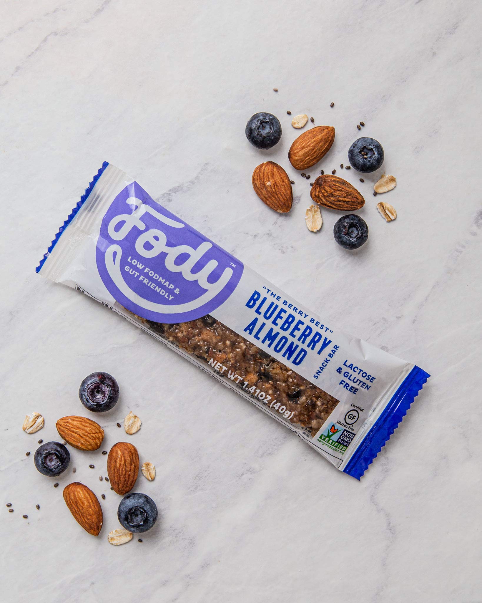 Fody barra en mano para comparar tamaño y llevar como snack práctico