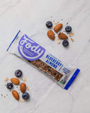 Fody barra en mano para comparar tamaño y llevar como snack práctico