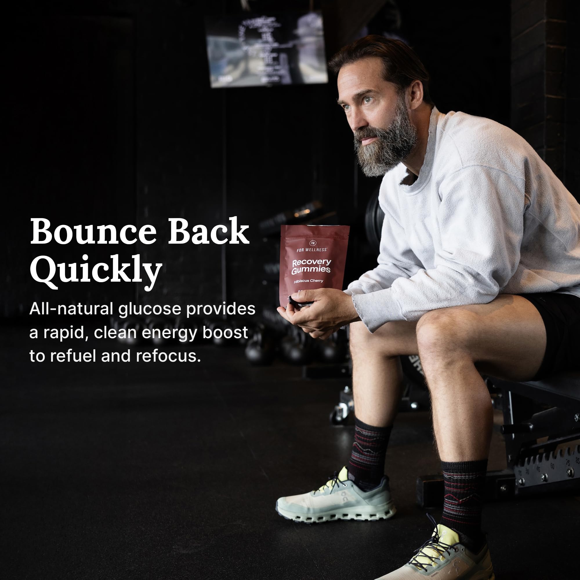 Atleta con For Wellness Recovery Gummies Restore después de sesión intensa, favorece recuperación